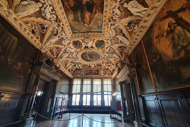 Exclusive Entrance Doge Palace & St. Mark's Basilica Terrace Tour - Doge’s Palace: Venetian Gothic Power (and the Bridge of Sighs Story)