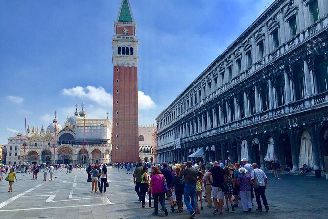 Saint Marks Basilica, Doge's Palace and Gondola tour in Venice - The gondola finale: 30 minutes, shared boats, classic views