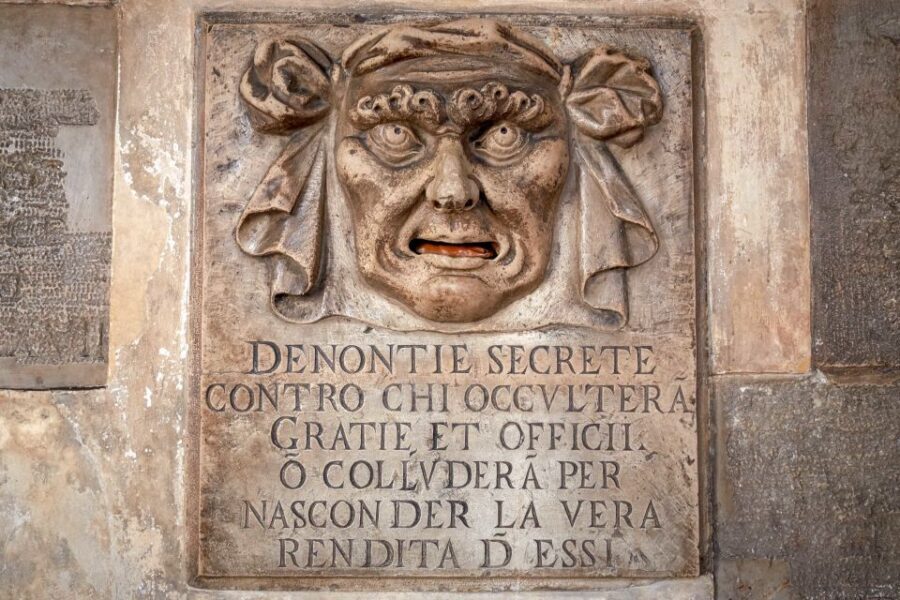 Skip-the-Line Guided Tour of Doge's Palace - Languages and guides: what to expect if you’re not speaking English