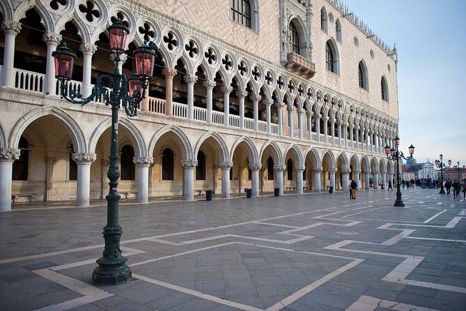 Skip the Line Venice Doge's Palace and St. Mark's Basilica Tour - Stop 2: Doge’s Palace and the Venetian Gothic Power Base