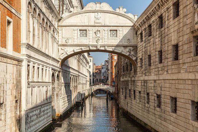St. Mark's Basilica & Doge Palace + Murano, Burano Guided Tour - Burano’s Lace and Color Streets: A Short Stop That Still Sells the Story