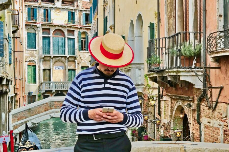 Venice: Basilica and Doge's Palace Tour with Gondola Ride - Bridge of Sighs: The 10-Minute Moment Everyone Remembers