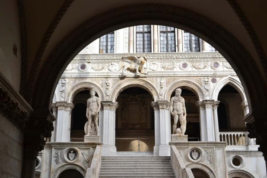 Venice Doge's Palace and St Mark's Basilica Guided Tour - Bridge of Sighs and the New Prisons: The Byron Connection