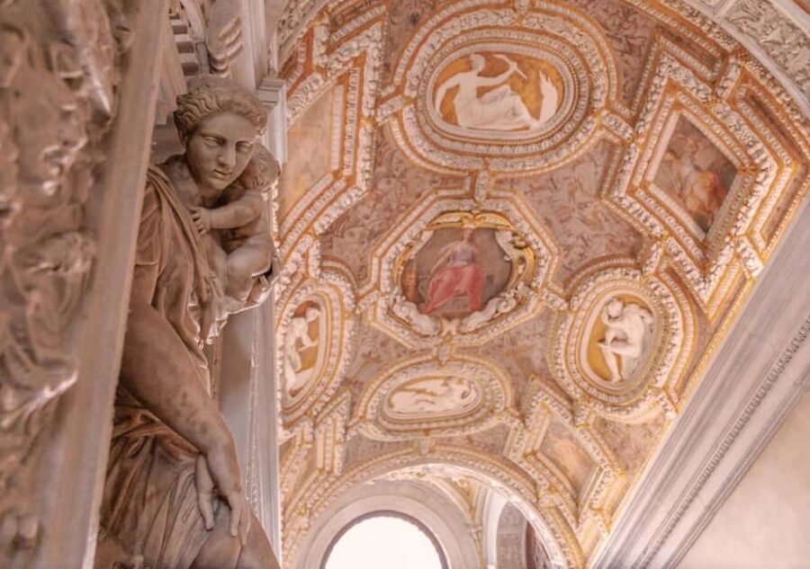Venice: Doge's Palace and St Mark's Tour with Gondola Ride - Bridge of Sighs and New Prisons: where the mood turns darker