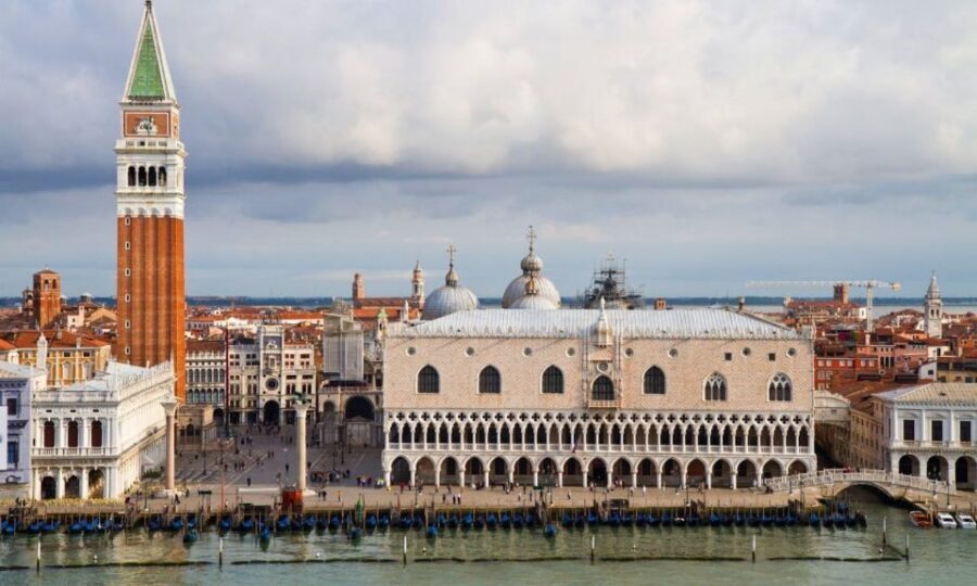 Venice: Doge's Palace & Bridge of Sighs Small Group Tour - Crossing the Bridge of Sighs: the darker walk