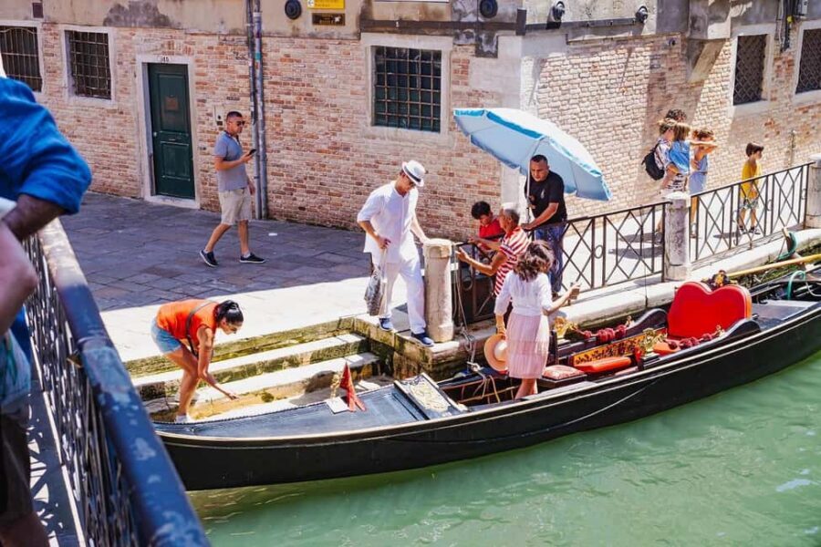 Venice: Doge's Palace Guided Tour with Optional Gondola Ride - Group size, guide styles, and why the tour feels different in person