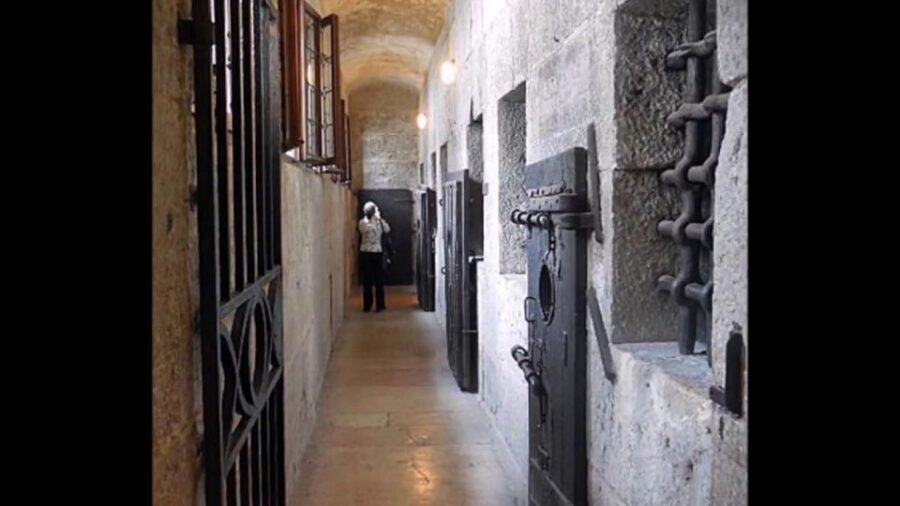 Venice: Doge's Palace Skip-the-Line Guided Tour - Crossing the Bridge of Sighs From Inside