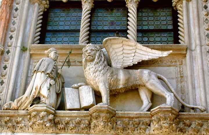 Venice: Private Tour with Doge's Palace, St. Mark's, Gondola - Doge’s Palace: prisons, court rooms, and the Hall of the Great Council