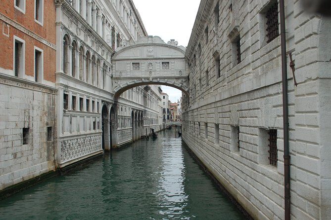 Venice Skip the Line Saint Mark's Basilica and Doge's Palace Private Tour - Government Rooms to Prison Cells: The Bridge of Sighs Turn