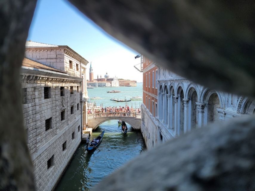 Venice: St Mark's, Doge's Palace, Murano & Burano Day Tour - The 30-Minute Gondola Ride: How to Get More Out of Less Time