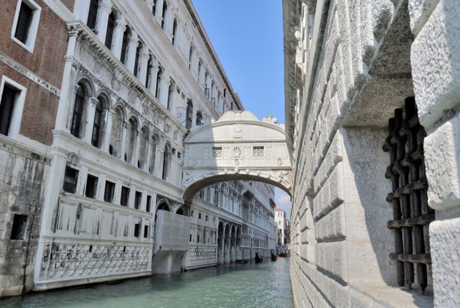 Venice Walking Tour and Doge's Palace Guided Visit - Walking Through Venice’s Back Streets to the Big Stage