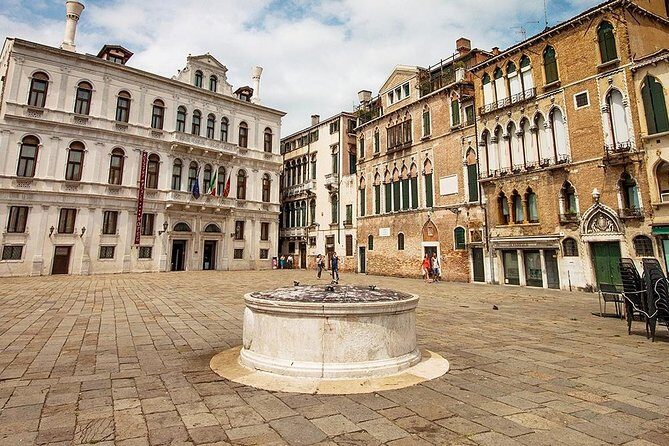 Venice Walking Tour plus Skip the Lines Doge's Palace and St Mark's Basilica Tours - How the Tour Moves: Headsets, Security Checks, and Group Size