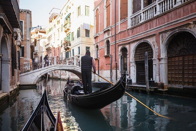 Venice's Icons: Basilica, Doge Palace, Rialto & Optional Gondola - The Rialto Bridge walking tour: orientation you’ll actually use
